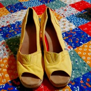Toms wedge 9.5 super cute yellow wedge